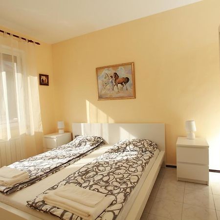 Raya Maisonette Sofia Ruang foto