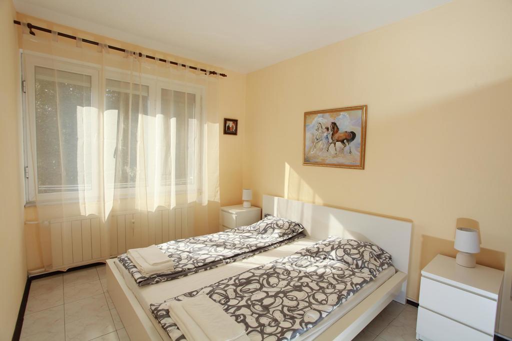 Raya Maisonette Sofia Ruang foto