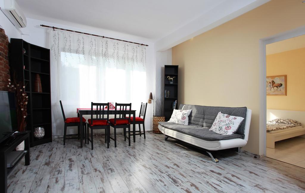 Raya Maisonette Sofia Ruang foto